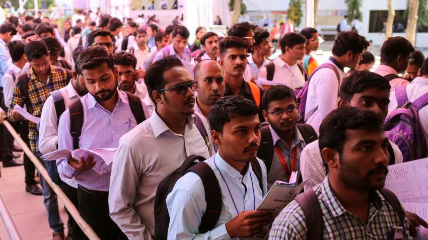 NEET-UG 2025 परीक्षा केंद्र पर छात्रों की भीड़ और सुरक्षा व्यवस्था